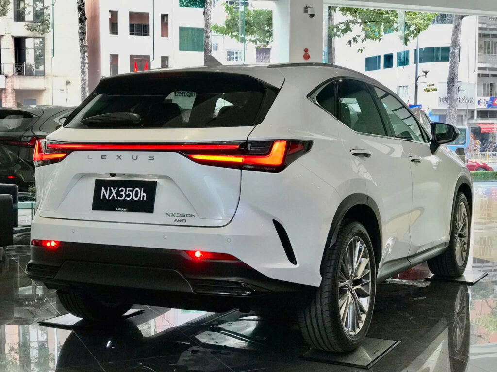 Thân xe Lexus NX 350H mang đậm phong cách thể thao