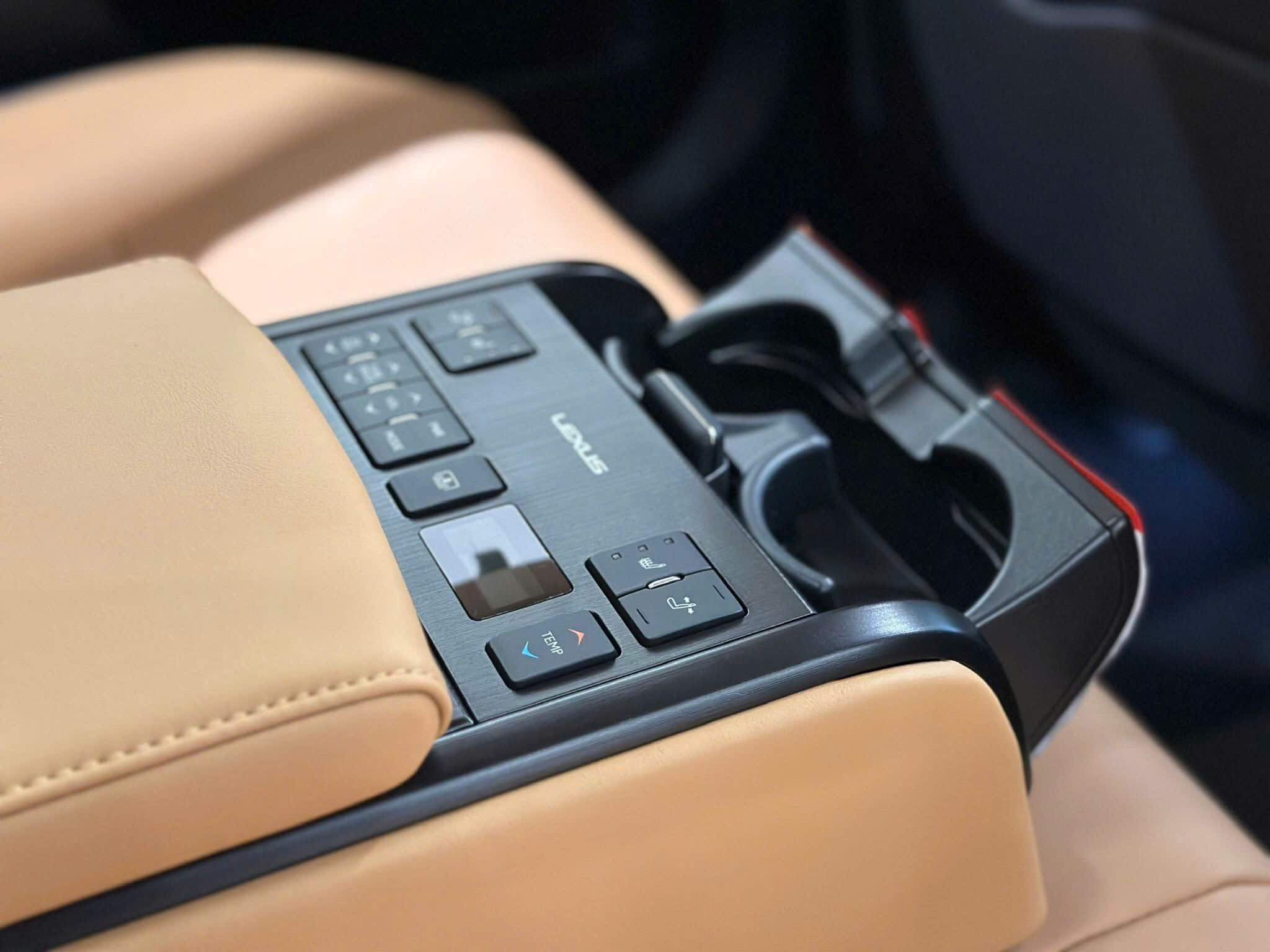 Công nghệ an toàn và tiện nghi trên LEXUS ES 300h được đánh giá cao