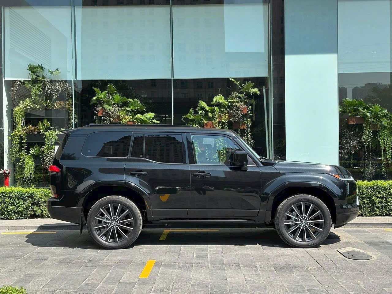 Kết cấu thân xe của Lexus GX 550M CE làm bằng các vật liệu cao cấp Kết cấu thân xe của Lexus GX 550M CE làm bằng các vật liệu cao cấp