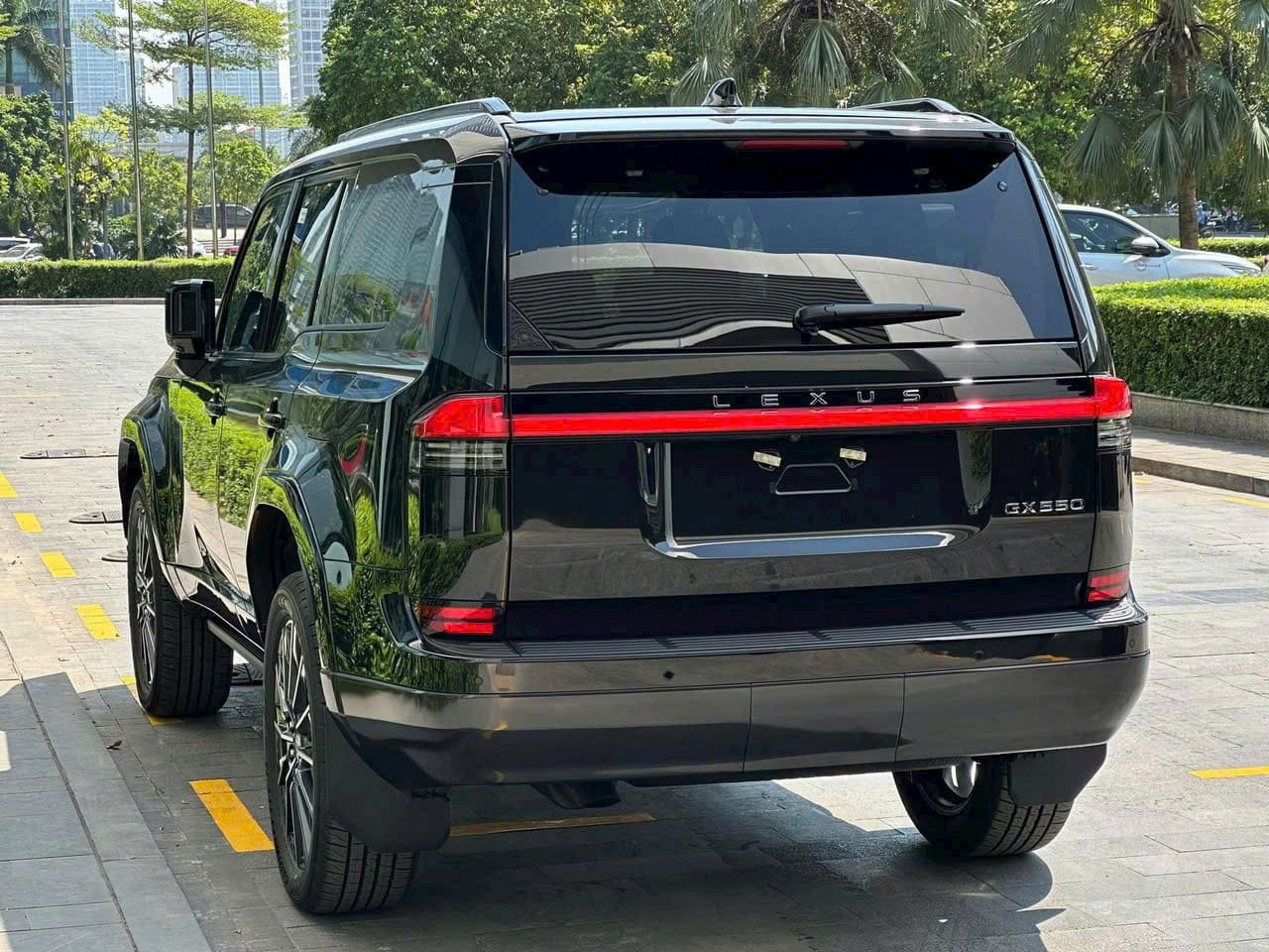 Phần đuôi xe của Lexus GX 550M CE mang nét vuông vức, mạnh mẽ Phần đuôi xe của Lexus GX 550M CE mang nét vuông vức, mạnh mẽ
