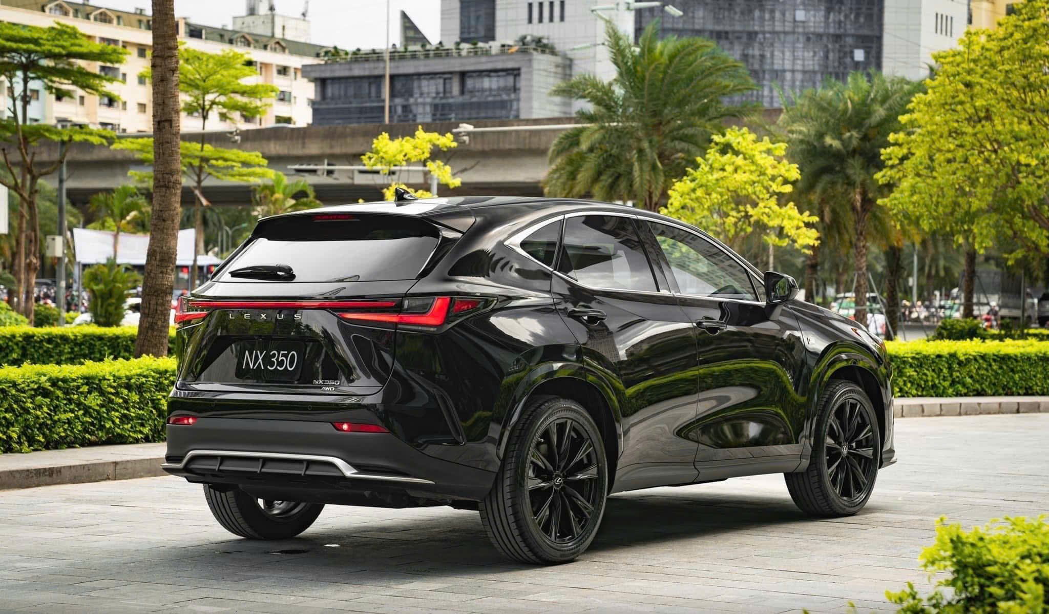 LX 600 F Sport mang đến vẻ ngoài mạnh mẽ và cuốn hút
