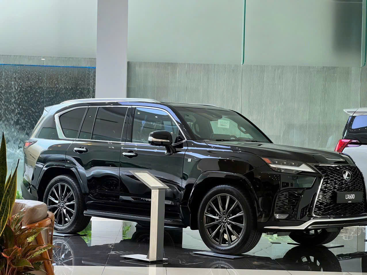Công nghệ trên Lexus LX 600 Urban không chỉ mang lại sự tiện lợi mà còn đảm bảo an toàn cho người sử dụng