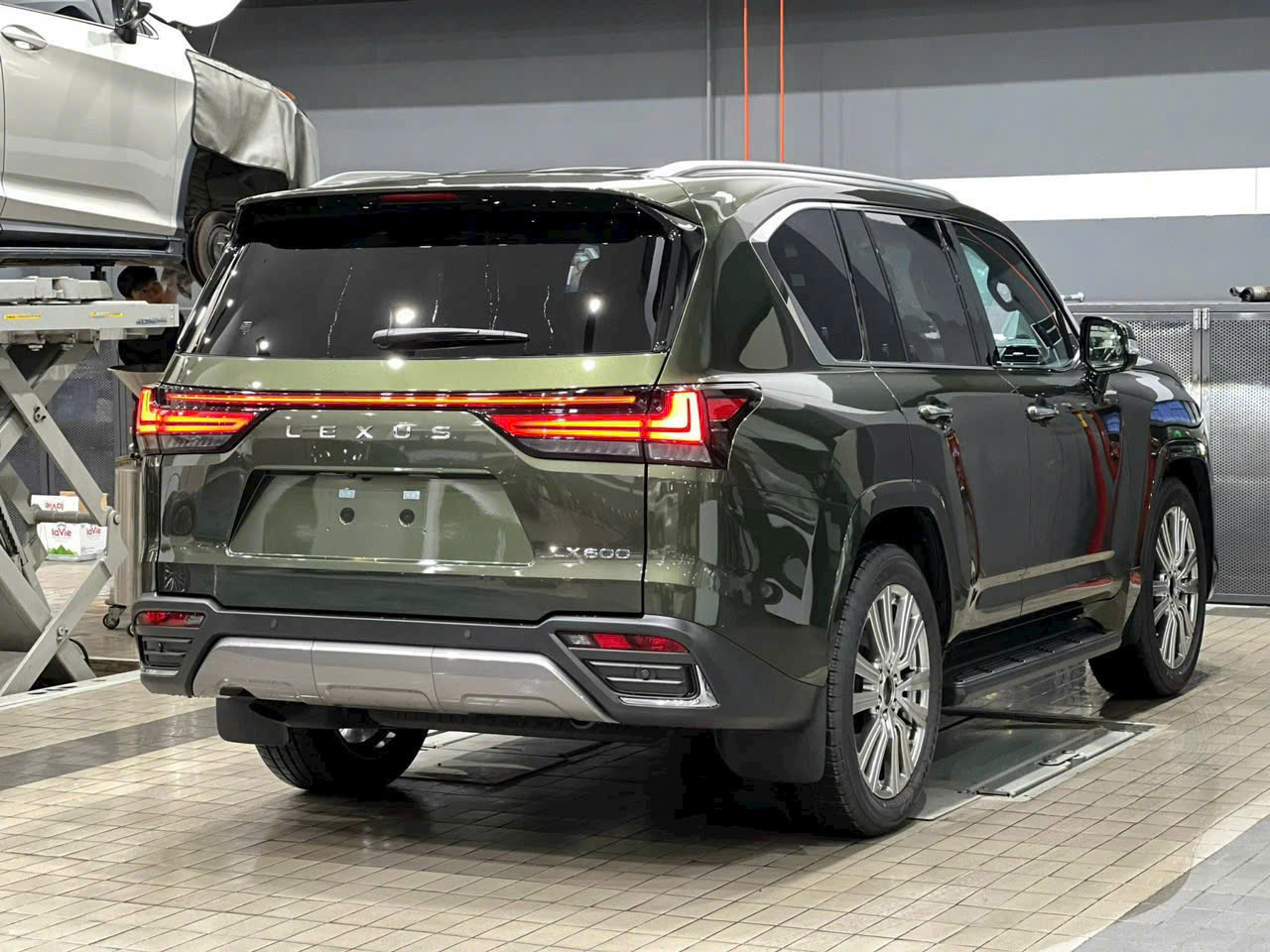 Phần đuôi xe của LEXUS LX 600 VIP được thiết kế tinh tế với đèn hậu LED sắc nét và hệ thống ống xả kép