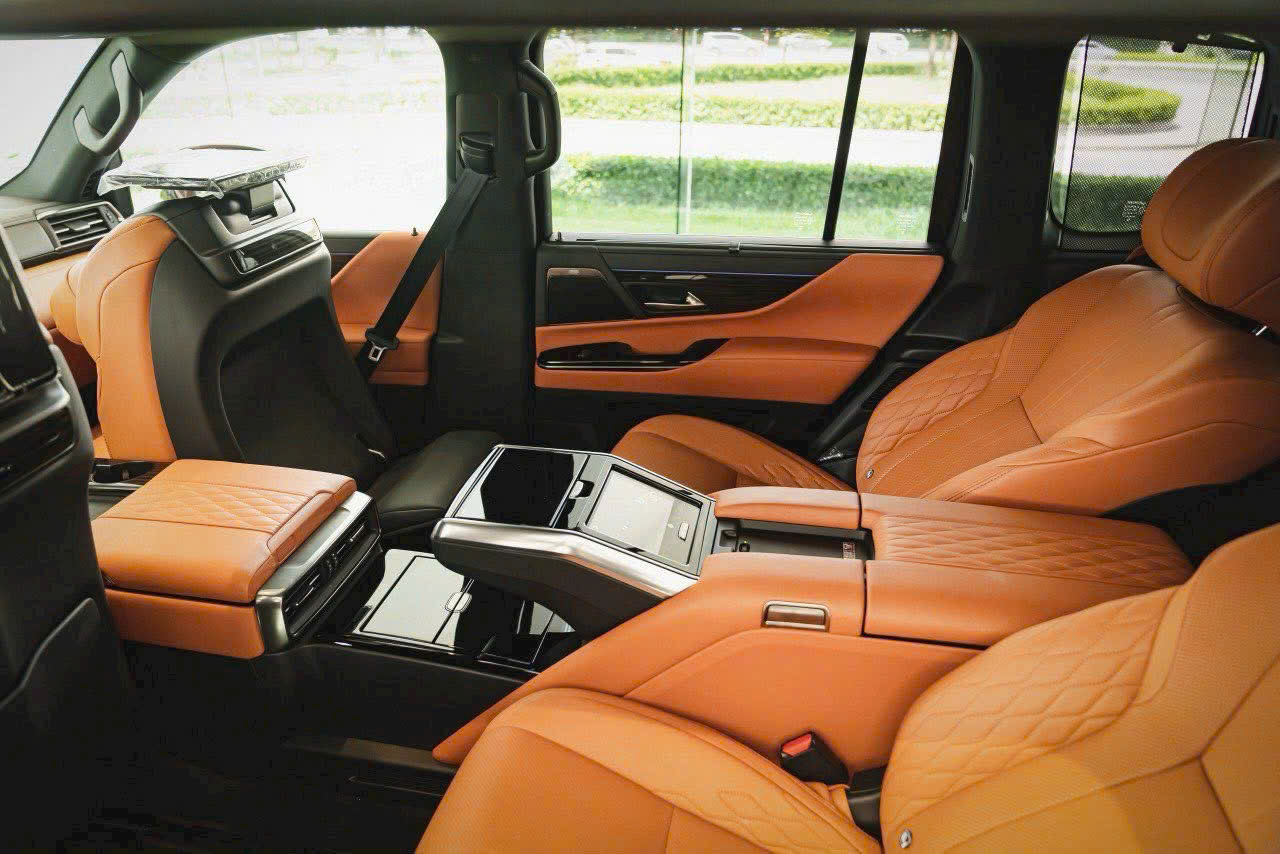 LX 600 VIP mang đến không gian rộng rãi cho cả lái xe và hành khách