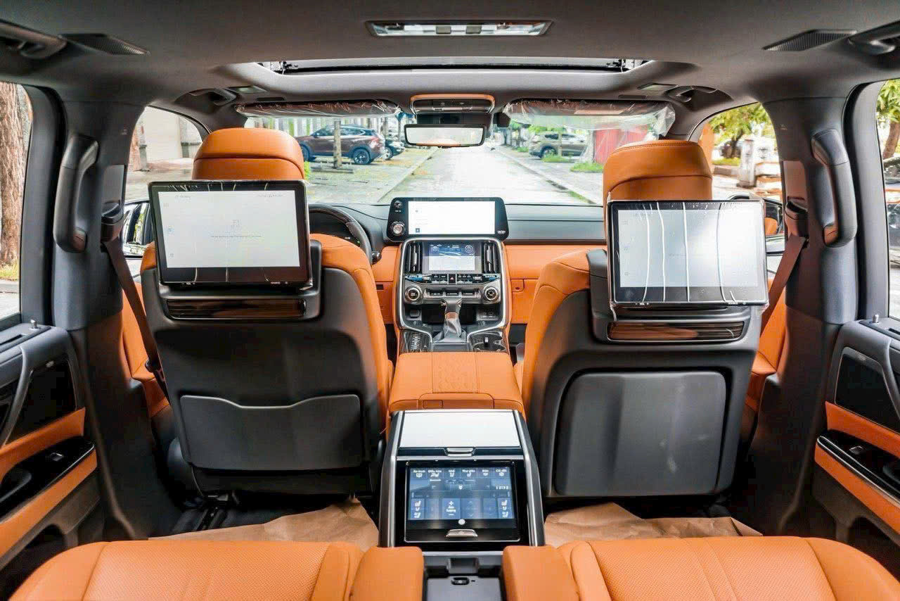 LX 600 VIP sử dụng vật liệu da cao cấp, gỗ tự nhiên và kim loại sáng bóng