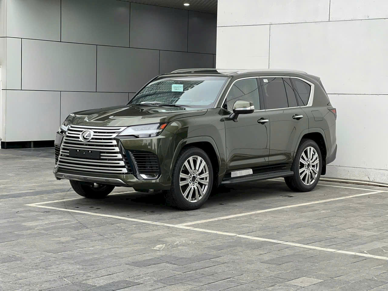 Mặt trước của LX 600 VIP nổi bật với lưới tản nhiệt lớn hình con suối