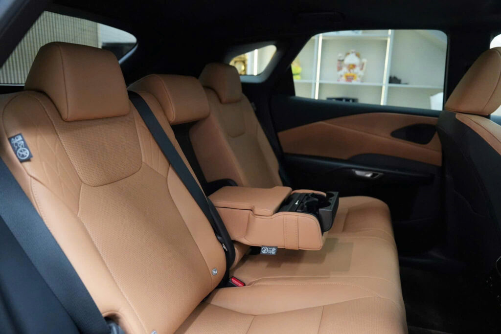 Nội thất của Lexus RX 350 Premium được thiết kế theo phong cách Tazuna