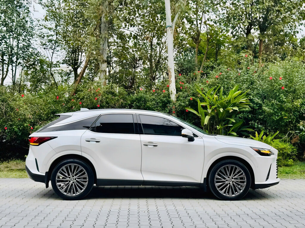 Thân xe với đường gân mạnh mẽ