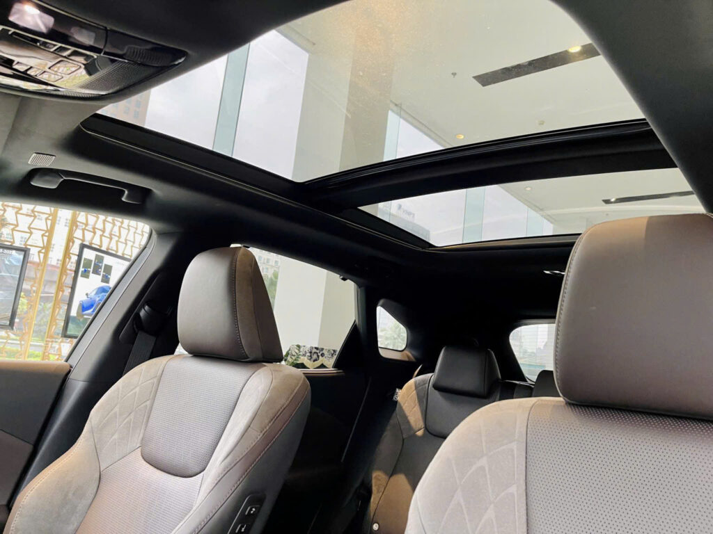 Trong nội thất Lexus RX 350h Luxury, cửa sổ trời toàn cảnh là điểm nhấn