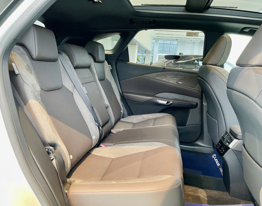 Hàng ghế của Lexus RX 350h Luxury được thiết kế tối ưu hóa về không gian và tiện nghi