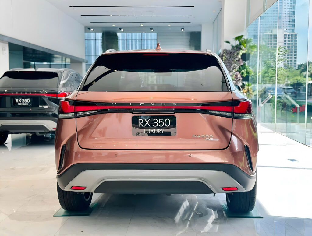 Phía sau của Lexus RX 350h Luxury thể hiện sự hài hòa giữa thiết kế thể thao và vẻ đẹp tinh tế