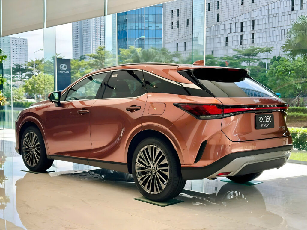 Thân xe Lexus RX 350h Luxury có các đường nét uyển chuyển