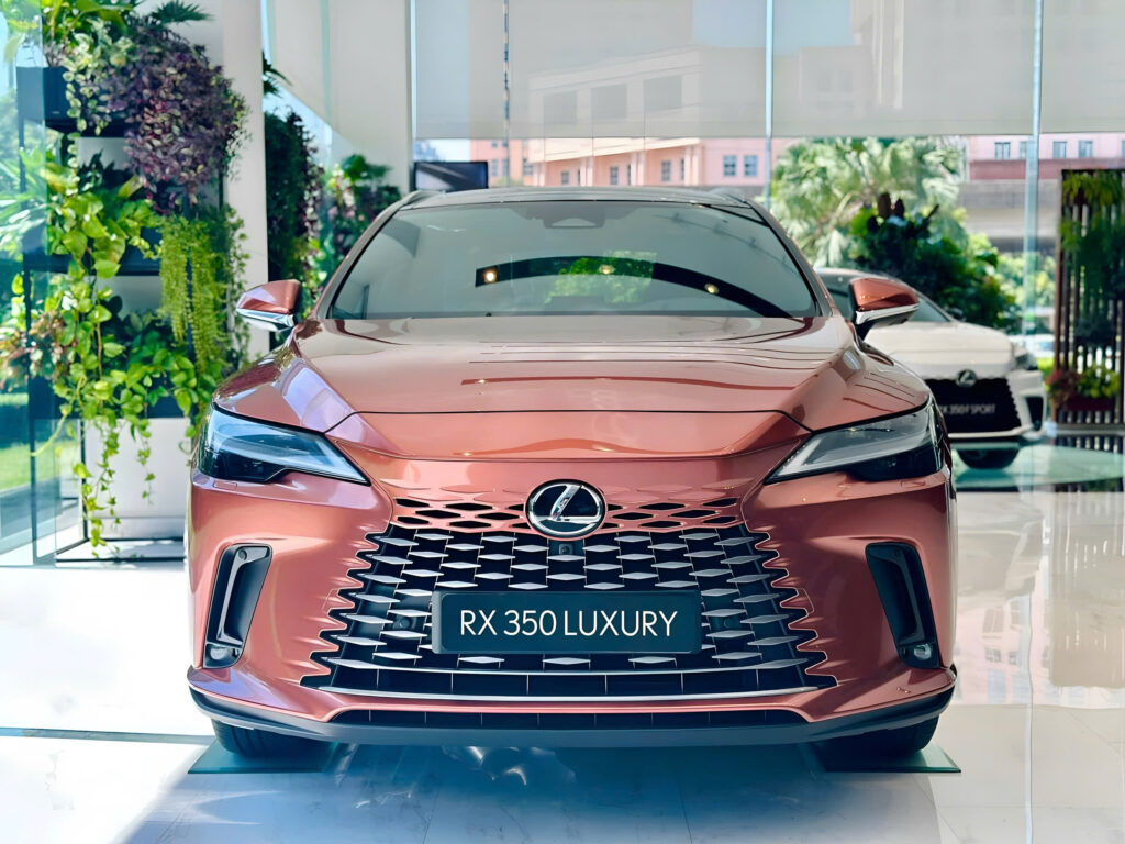 Phần đầu xe chính là điểm nhấn nổi bật của Lexus RX 350h Luxury