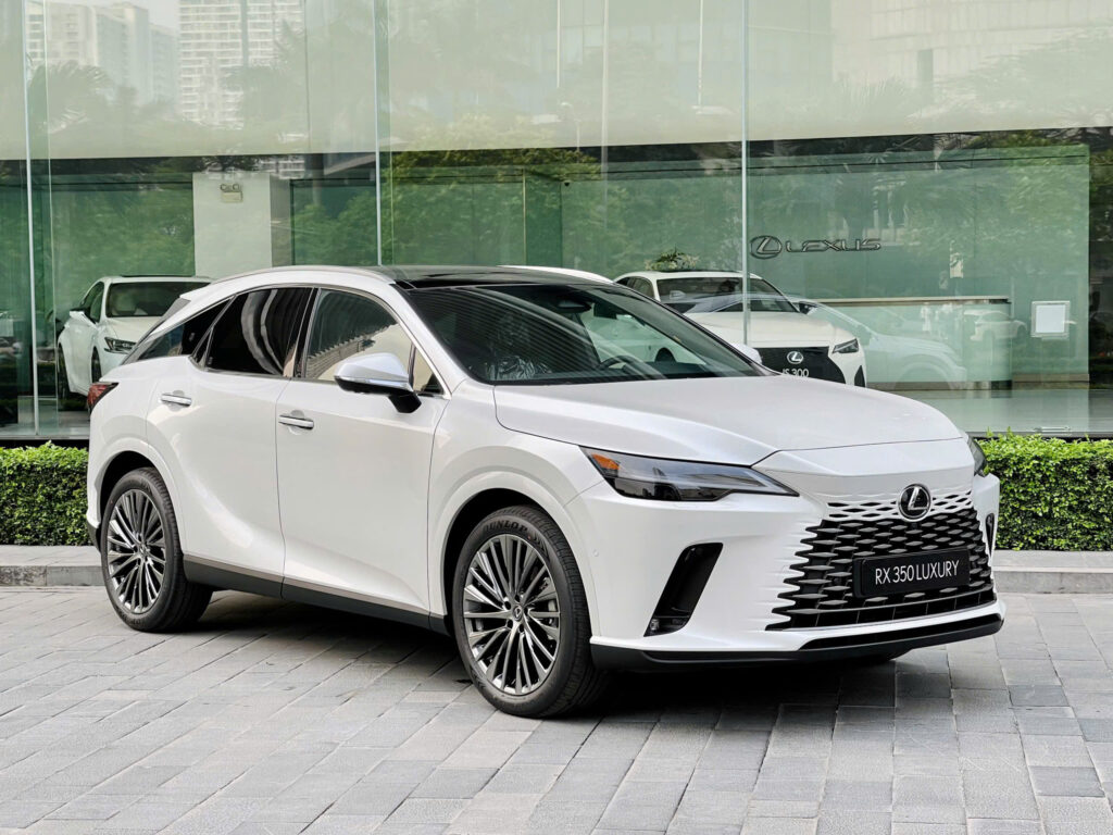 Hệ thống đèn viền nội thất của Lexus RX 350h Luxury là một trong những điểm đáng chú ý
