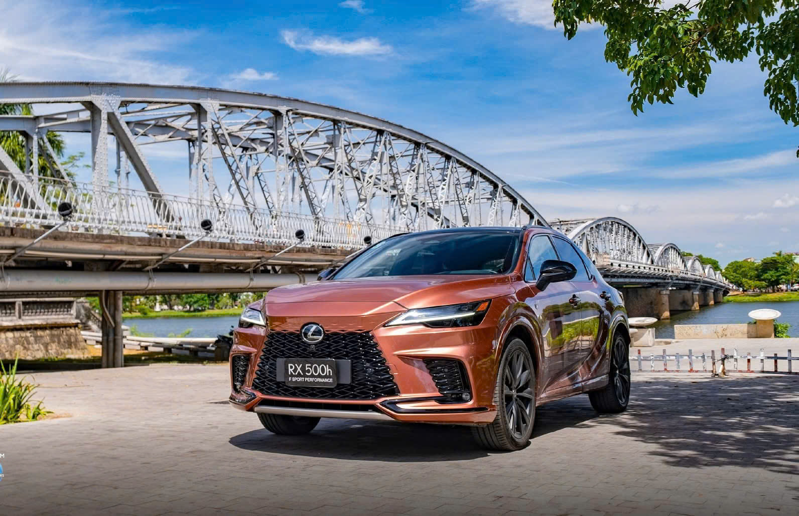 Lexus RX 500h F SPORT PERFORMANCE là dòng mới ra mắt, dự kiến sẽ có mặt tại các đại lý chính hãng trên toàn quốc