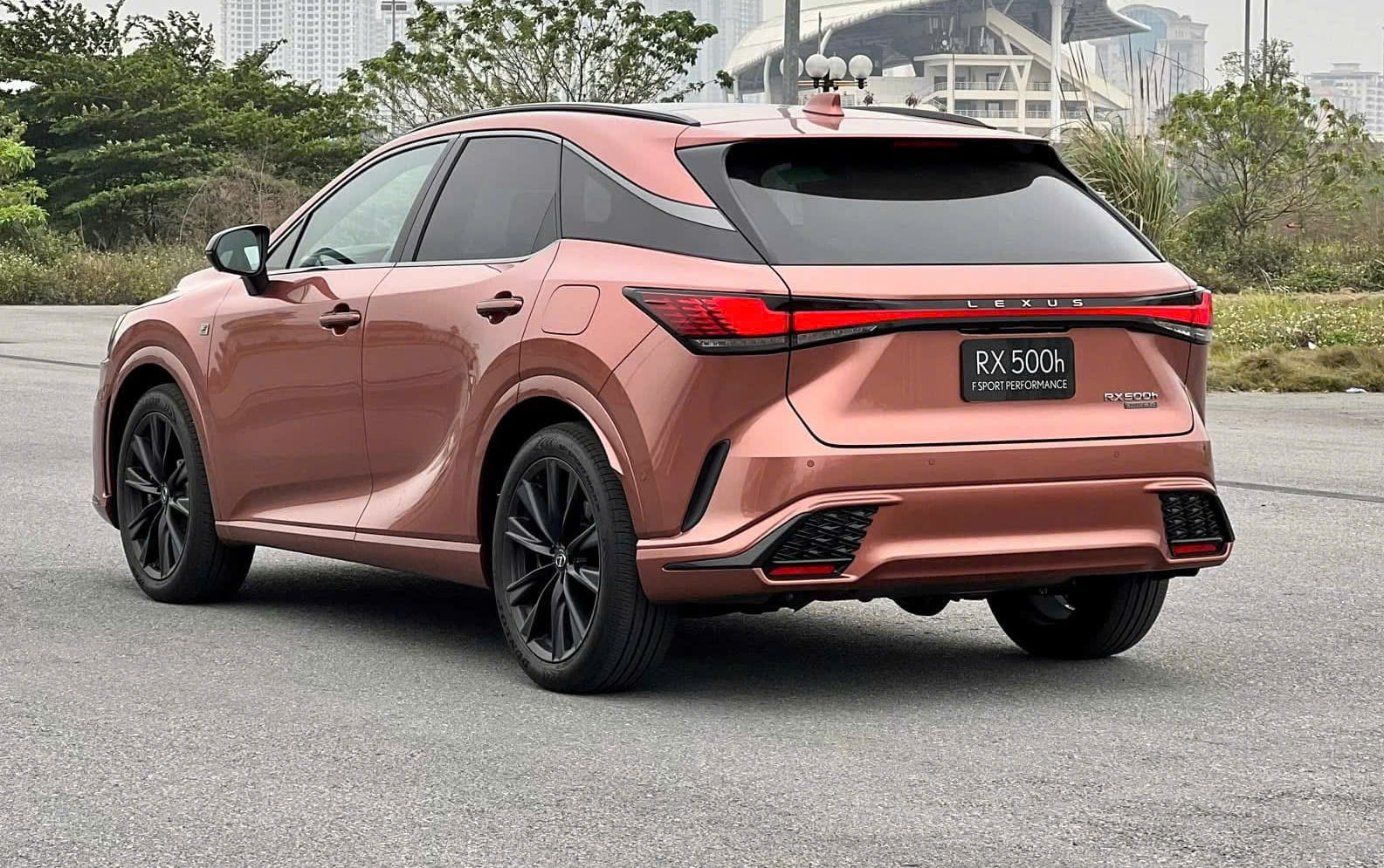 Phía sau xe thể hiện rõ nét phong cách thể thao và hiện đại