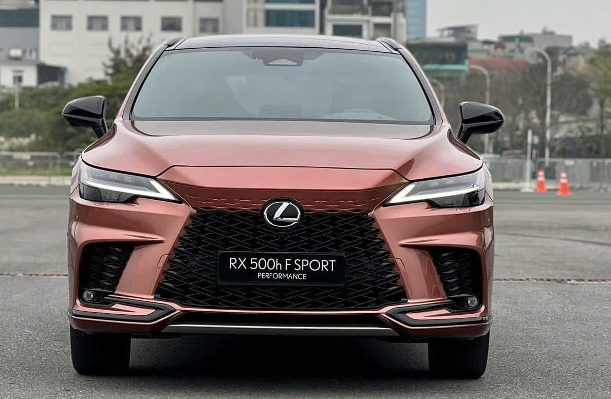 Phần đầu xe nổi bật với lưới tản nhiệt dạng lớn