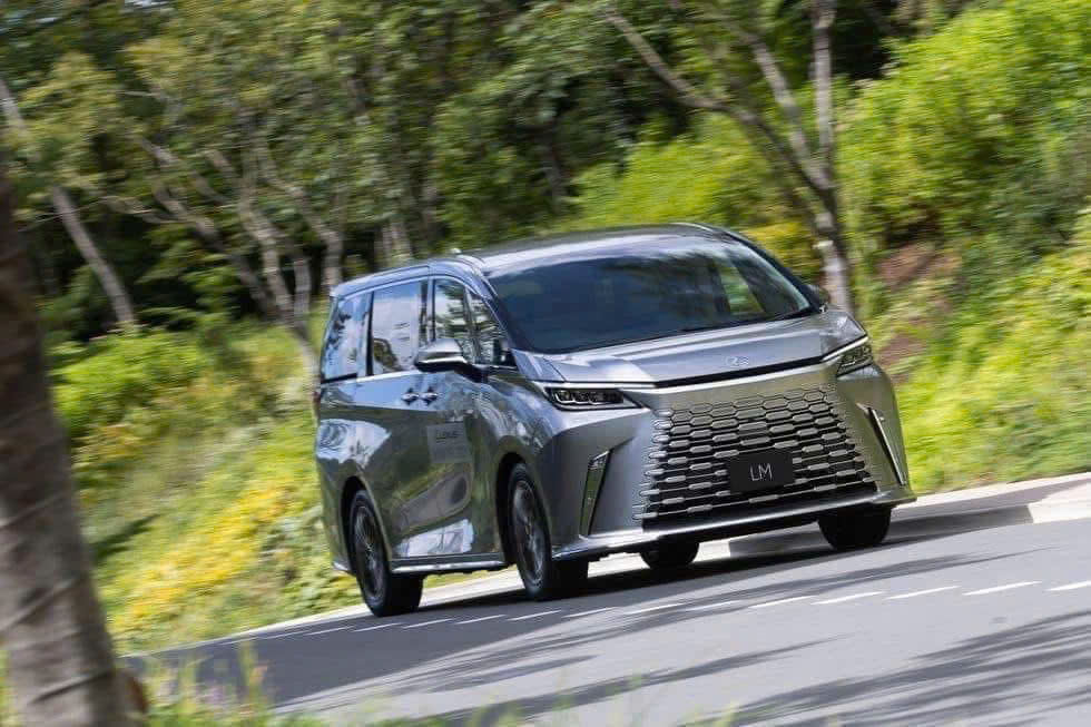 Lexus LM 500h 4 chỗ là mẫu xe SUV cỡ lớn hạng sang
