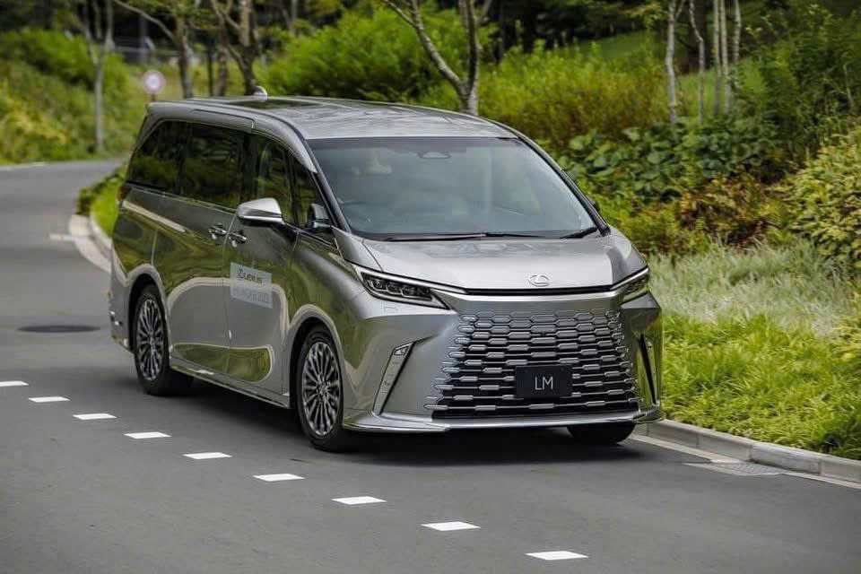 Khách hàng có thể mua Lexus LM 500h 4 chỗ qua các đại lý chính hãng