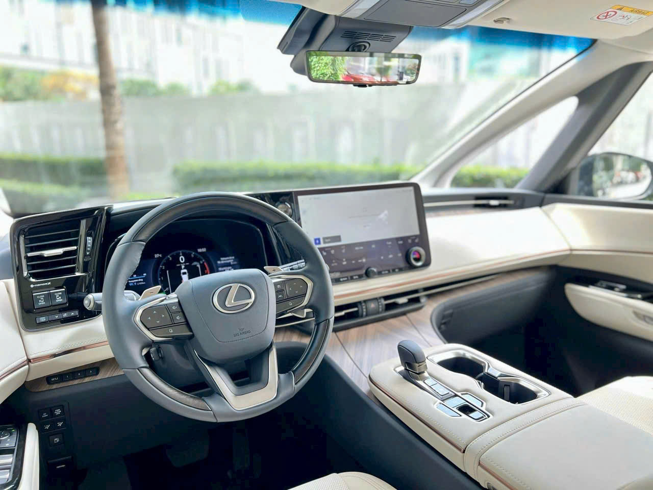 Hệ thống loa Mark Levinson với 23 loa phân bố khéo léo, cung cấp âm thanh vòm sống động