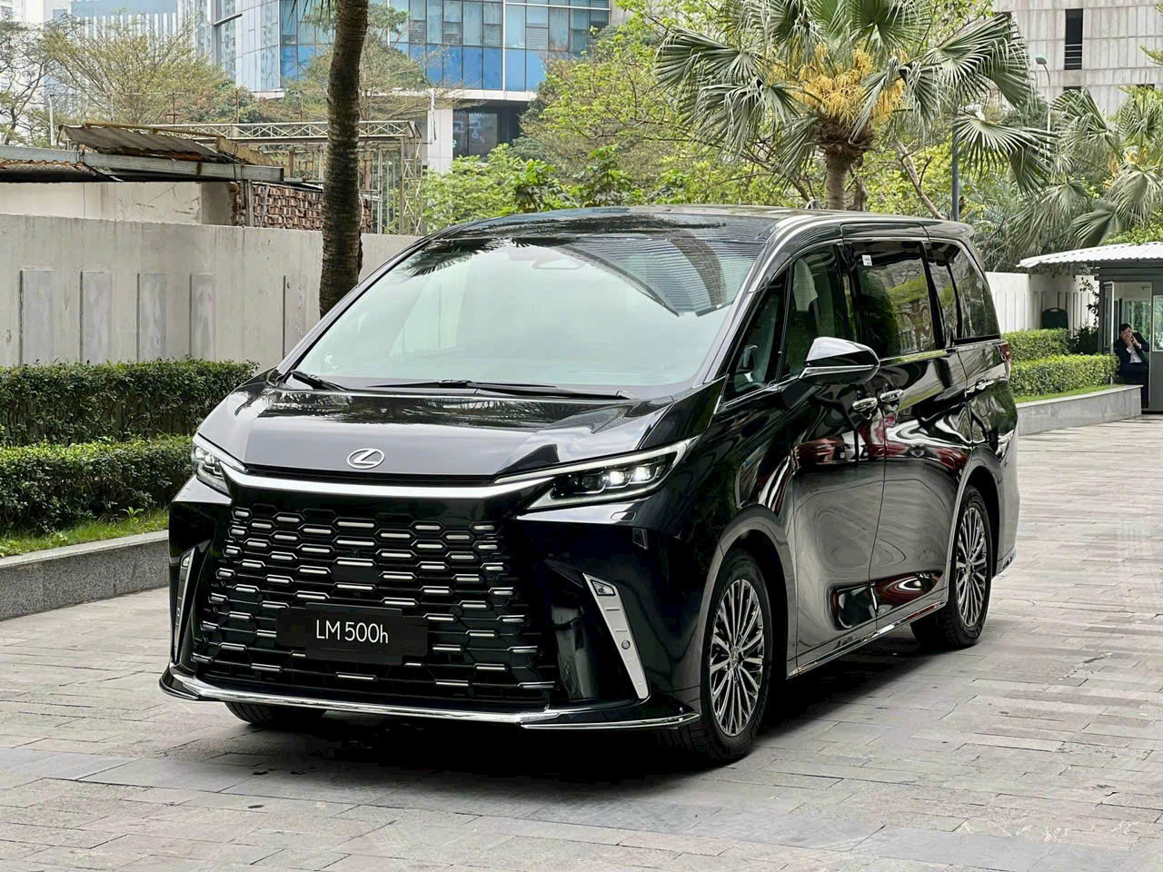 Ngoại thất của Lexus LM 500h 4 chỗ thể hiện sự kết hợp hoàn hảo giữa phong cách hiện đại và tinh tế